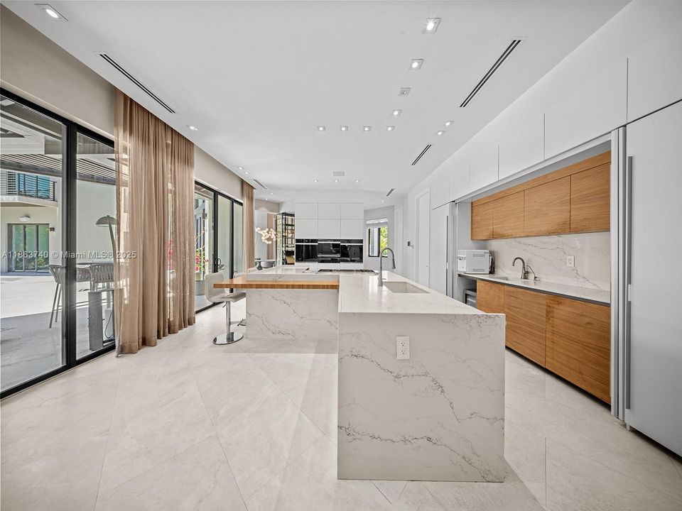 最近售出: $6,750,000 (8 贝兹, 9 浴室, 8105 平方英尺)