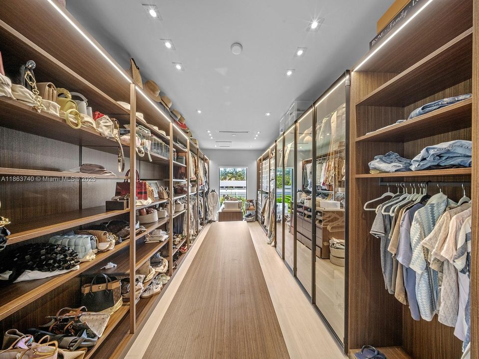 最近售出: $6,750,000 (8 贝兹, 9 浴室, 8105 平方英尺)