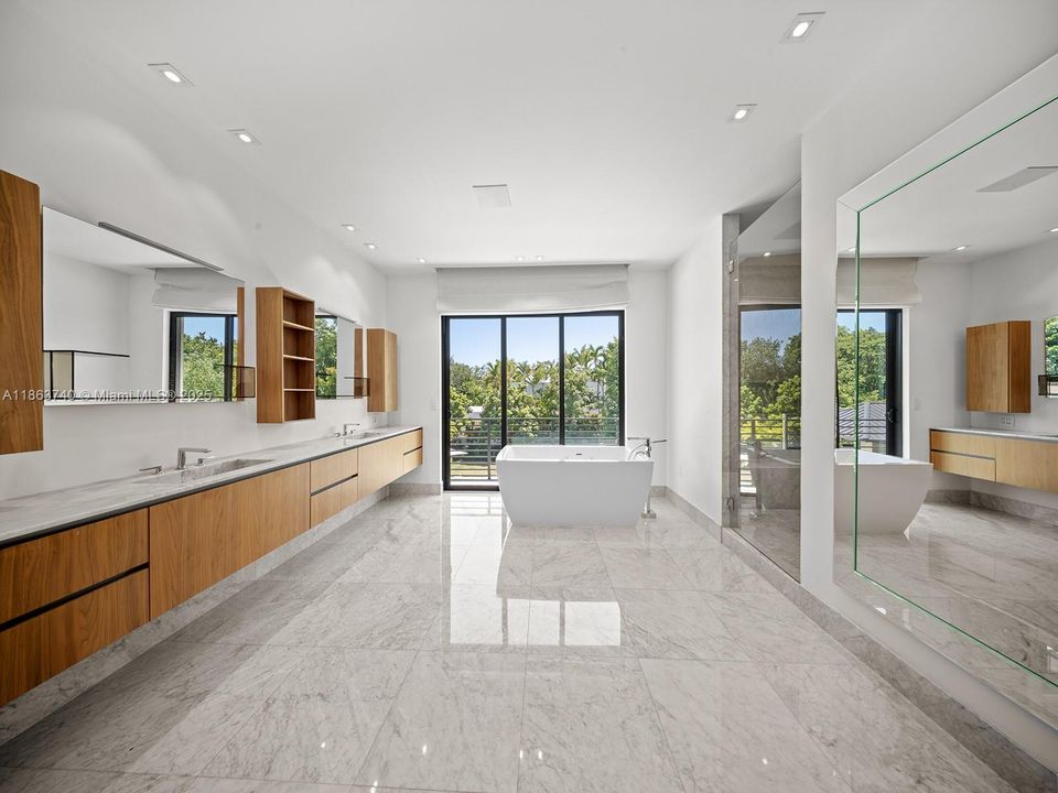 最近售出: $6,750,000 (8 贝兹, 9 浴室, 8105 平方英尺)