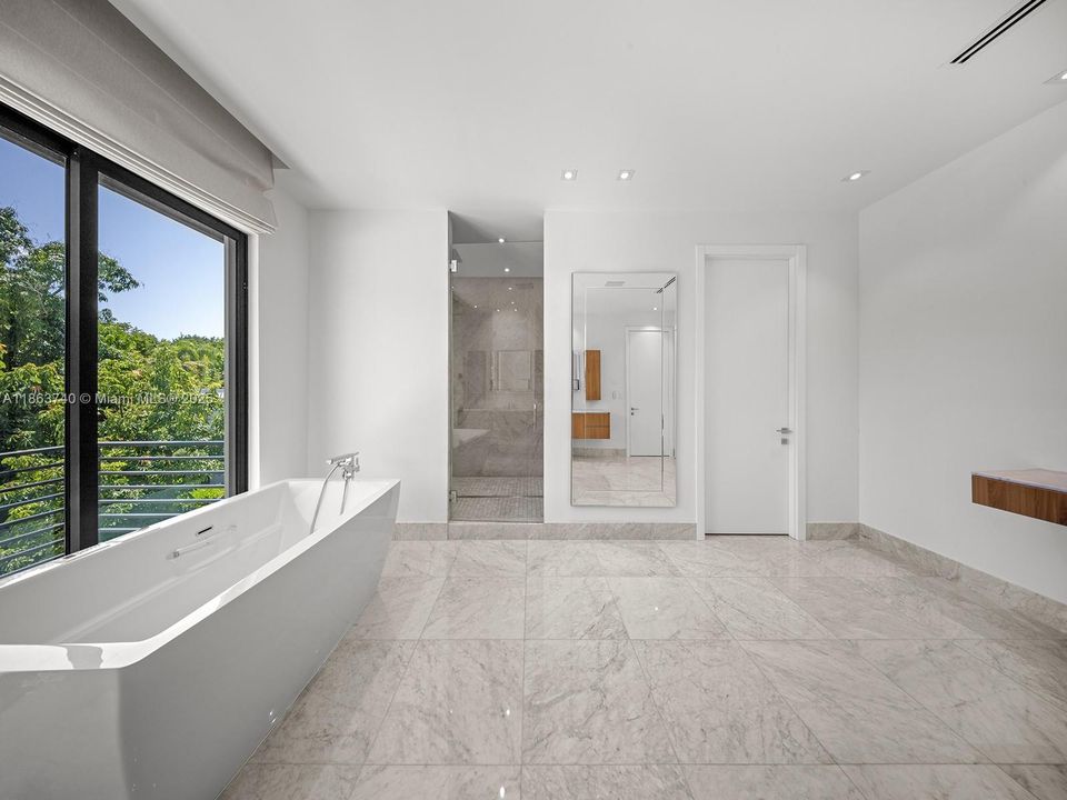 最近售出: $6,750,000 (8 贝兹, 9 浴室, 8105 平方英尺)