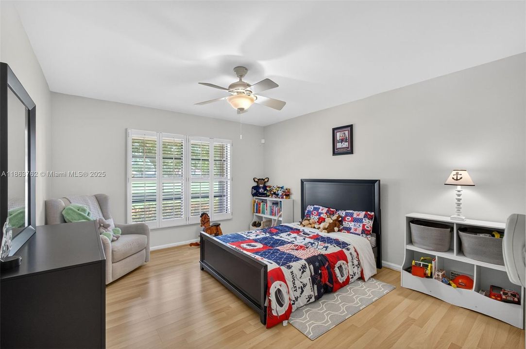 В аренду: $14,000 (4 спален, 2 ванн, 2413 Квадратных фут)