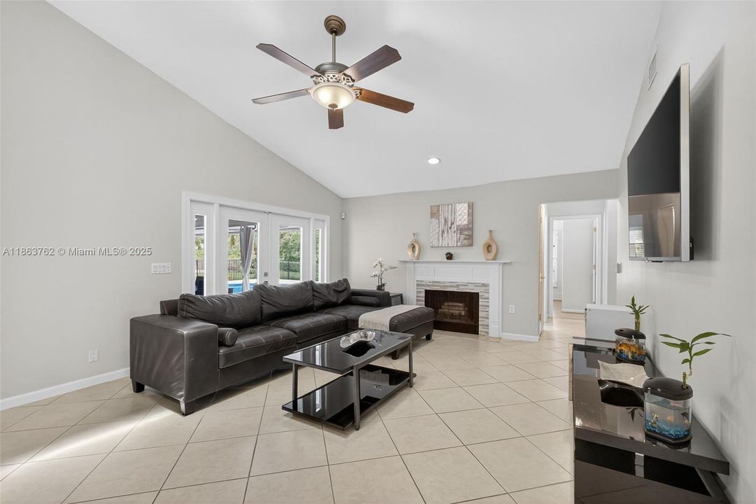 В аренду: $14,000 (4 спален, 2 ванн, 2413 Квадратных фут)