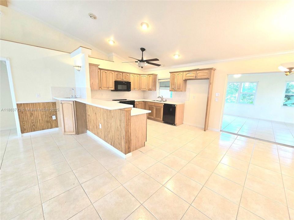 На продажу: $399,900 (3 спален, 3 ванн, 2118 Квадратных фут)