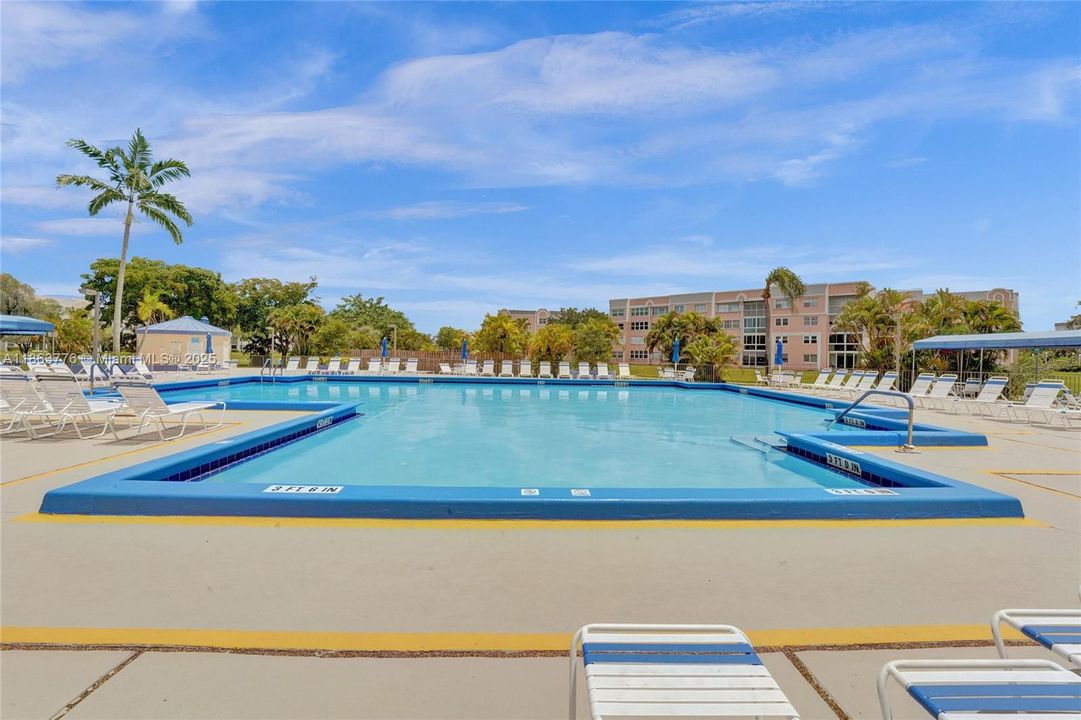 Под контрактом: $109,000 (2 спален, 2 ванн, 860 Квадратных фут)