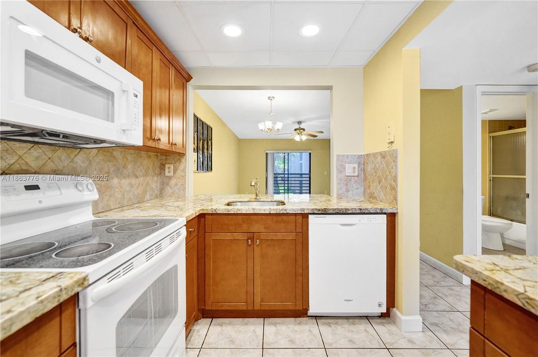 Под контрактом: $109,000 (2 спален, 2 ванн, 860 Квадратных фут)