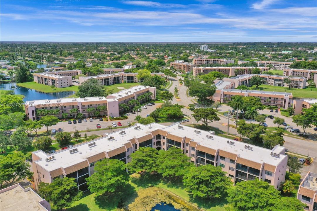 Под контрактом: $109,000 (2 спален, 2 ванн, 860 Квадратных фут)