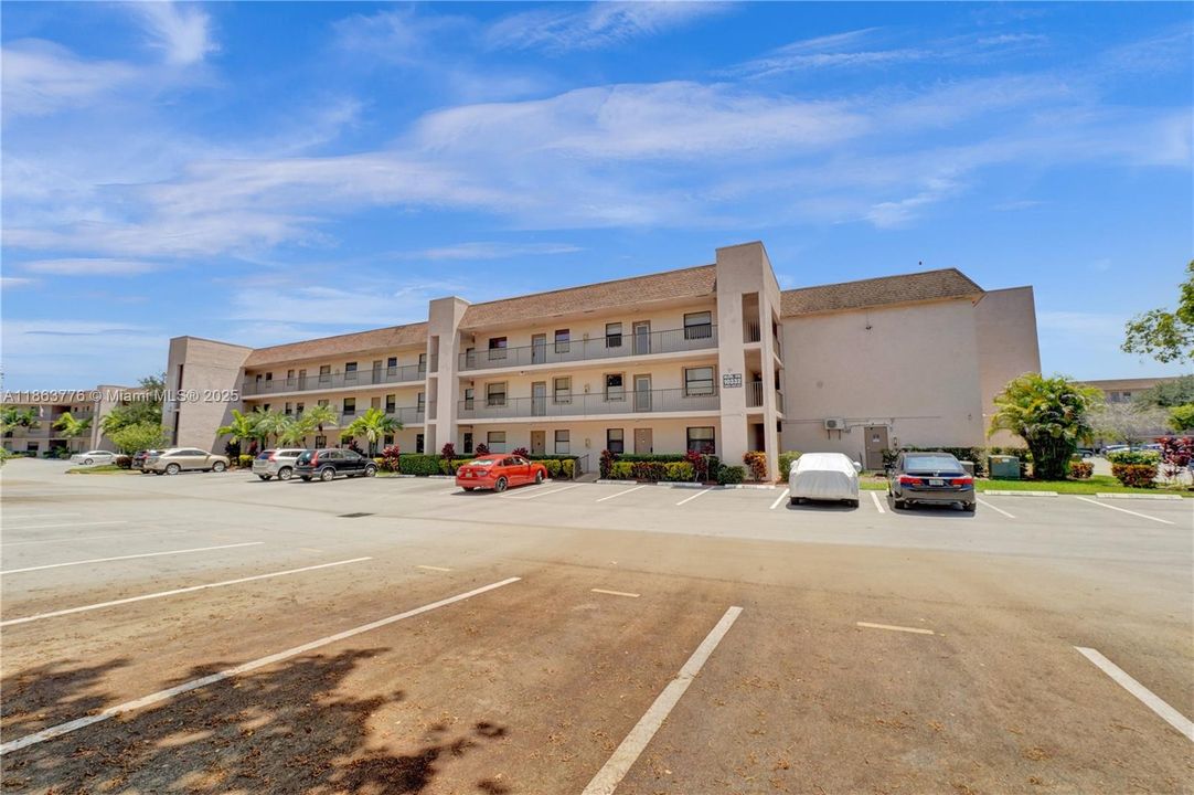 Под контрактом: $109,000 (2 спален, 2 ванн, 860 Квадратных фут)