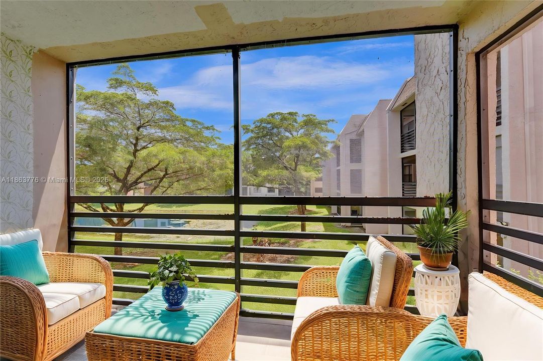 Под контрактом: $109,000 (2 спален, 2 ванн, 860 Квадратных фут)