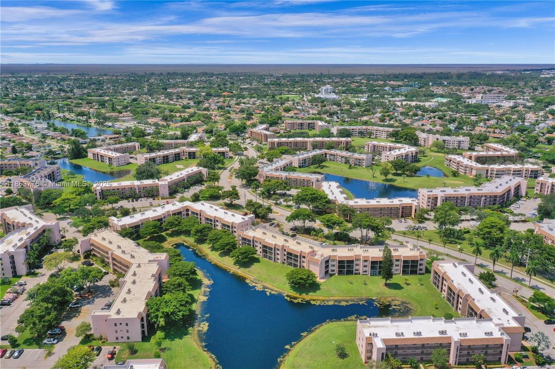 Под контрактом: $109,000 (2 спален, 2 ванн, 860 Квадратных фут)