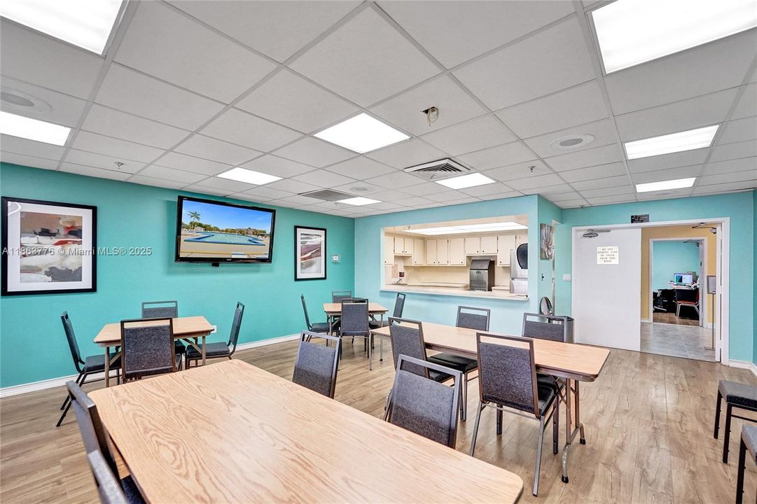 Под контрактом: $109,000 (2 спален, 2 ванн, 860 Квадратных фут)