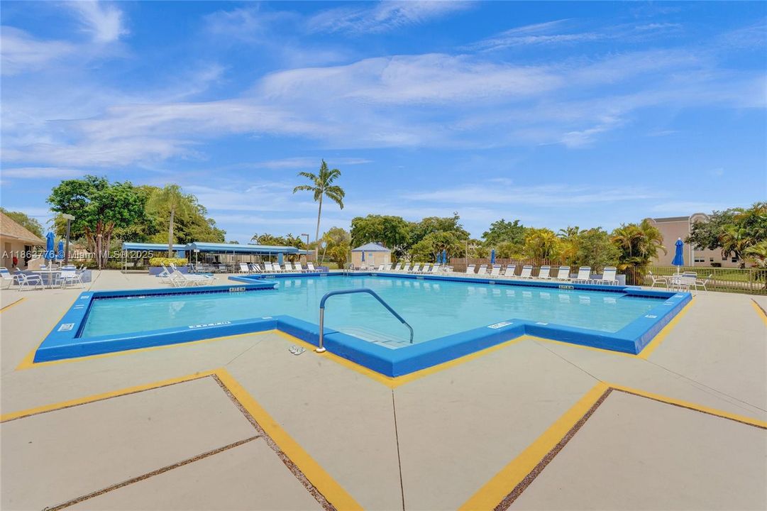 Под контрактом: $109,000 (2 спален, 2 ванн, 860 Квадратных фут)