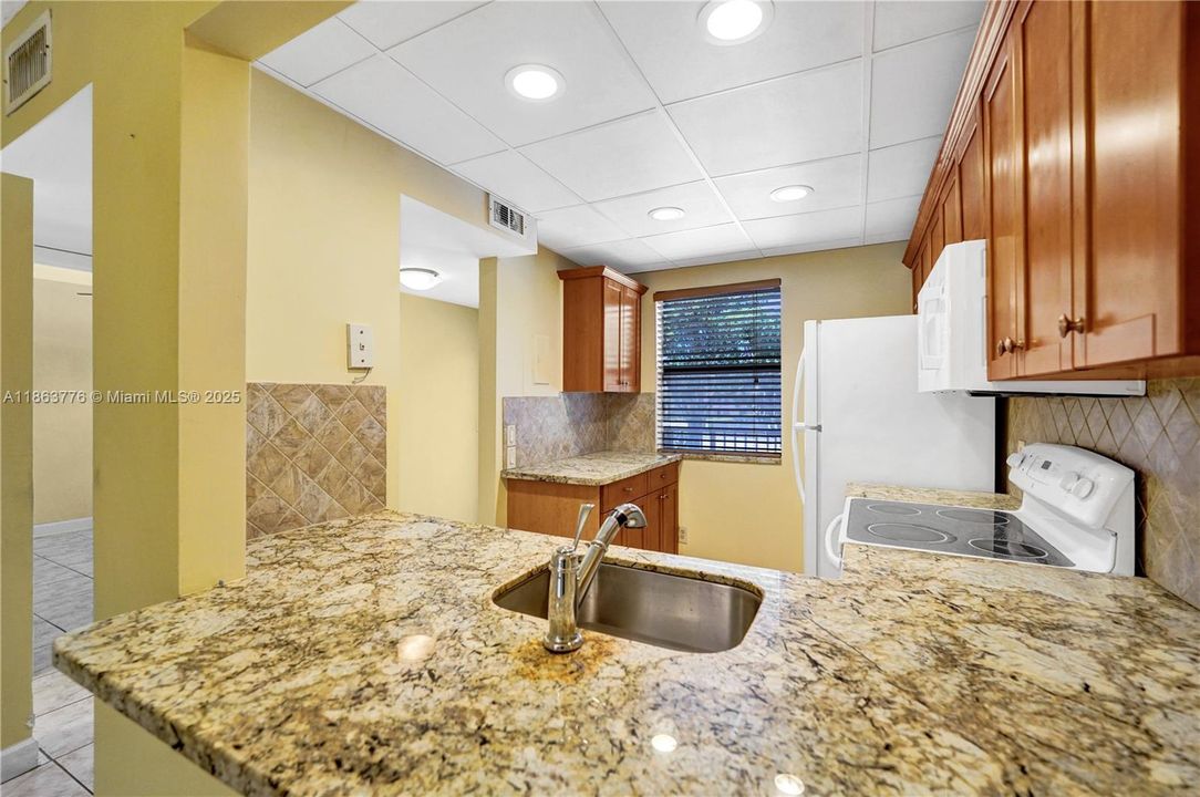 Под контрактом: $109,000 (2 спален, 2 ванн, 860 Квадратных фут)