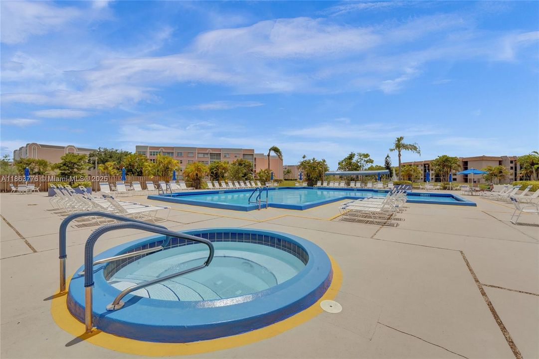 Под контрактом: $109,000 (2 спален, 2 ванн, 860 Квадратных фут)