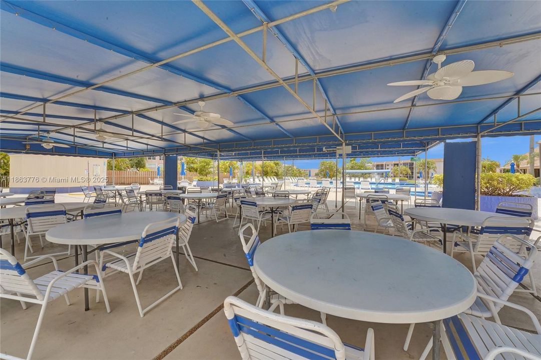 Под контрактом: $109,000 (2 спален, 2 ванн, 860 Квадратных фут)