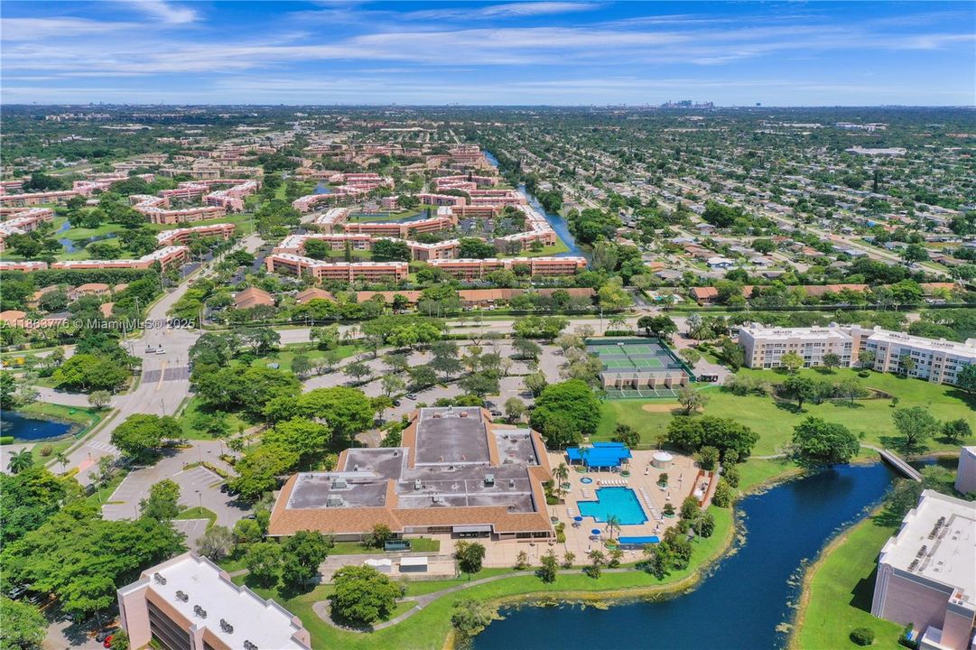 Под контрактом: $109,000 (2 спален, 2 ванн, 860 Квадратных фут)