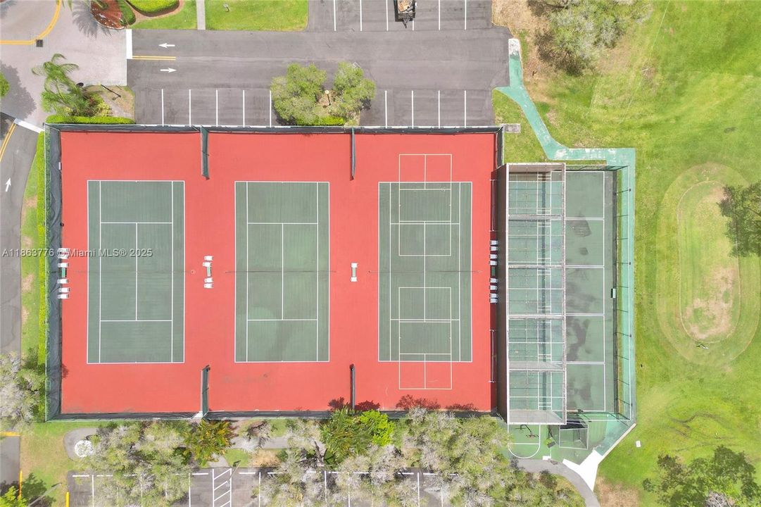 Под контрактом: $109,000 (2 спален, 2 ванн, 860 Квадратных фут)