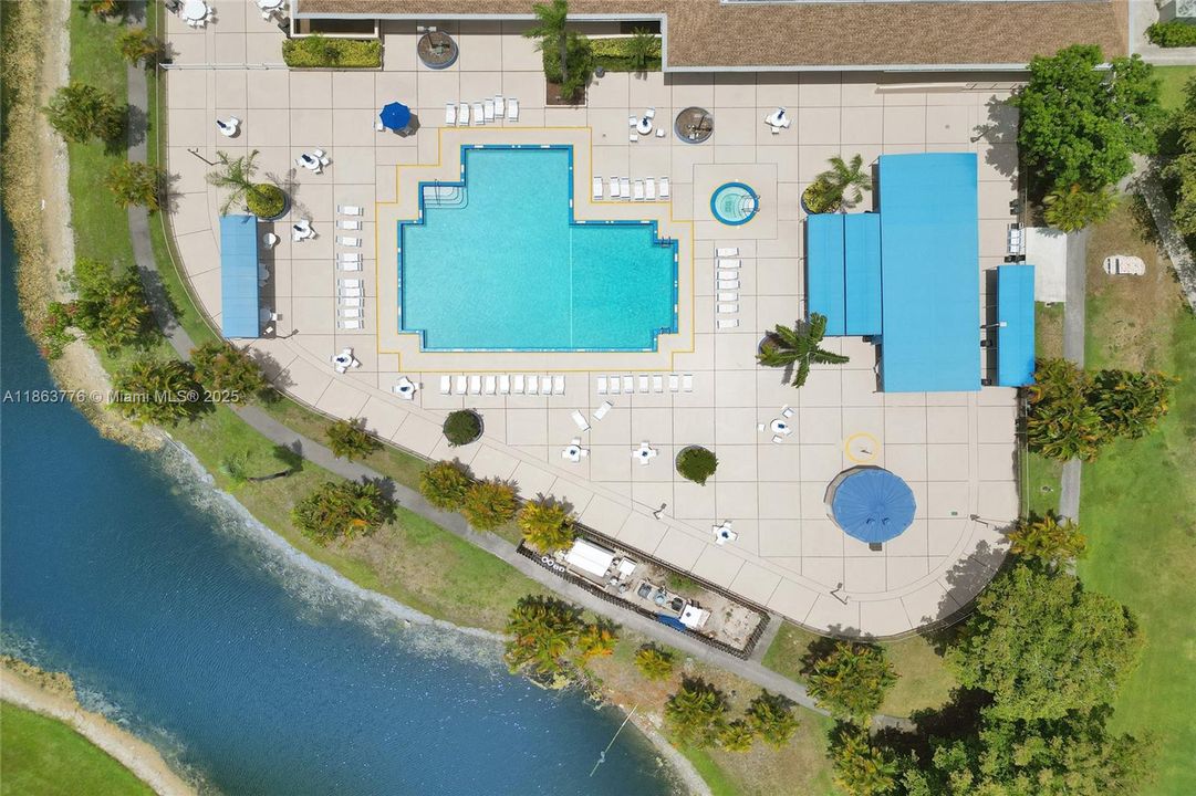 Под контрактом: $109,000 (2 спален, 2 ванн, 860 Квадратных фут)