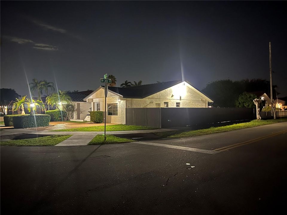 Под контрактом: $4,600 (4 спален, 3 ванн, 2814 Квадратных фут)