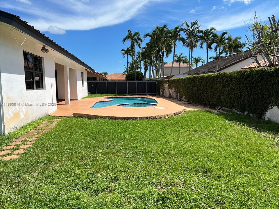 Под контрактом: $4,600 (4 спален, 3 ванн, 2814 Квадратных фут)