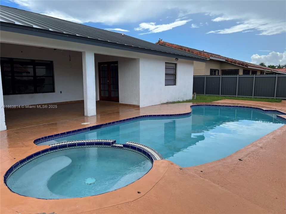 Под контрактом: $4,600 (4 спален, 3 ванн, 2814 Квадратных фут)