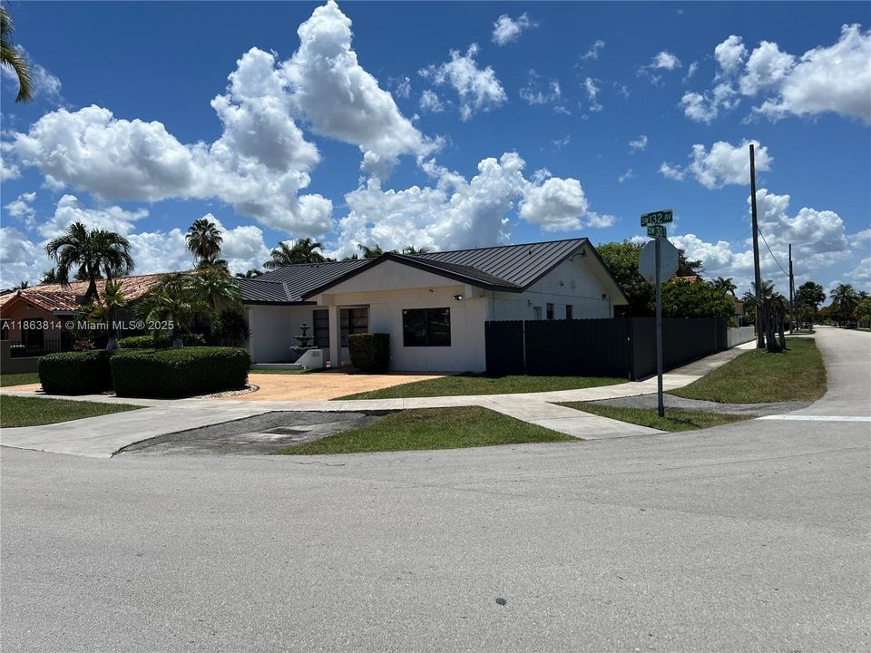 Под контрактом: $4,600 (4 спален, 3 ванн, 2814 Квадратных фут)