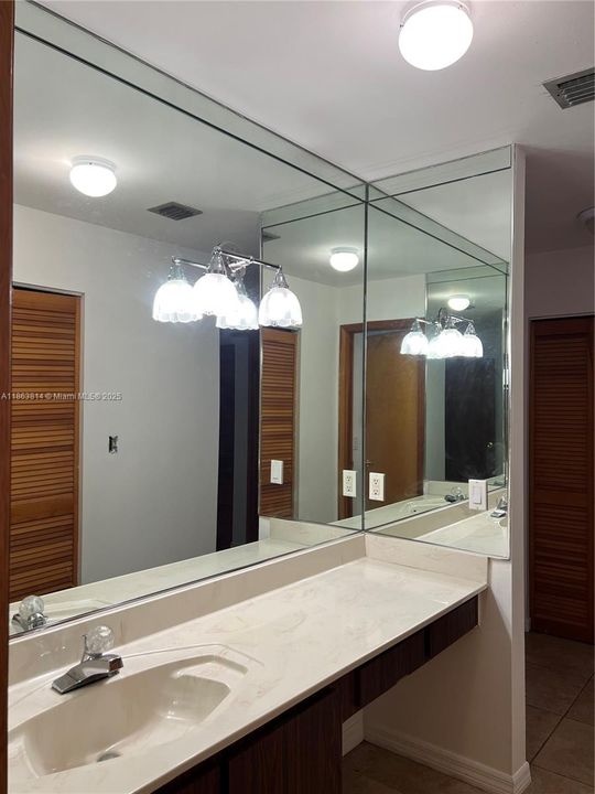 Под контрактом: $4,600 (4 спален, 3 ванн, 2814 Квадратных фут)