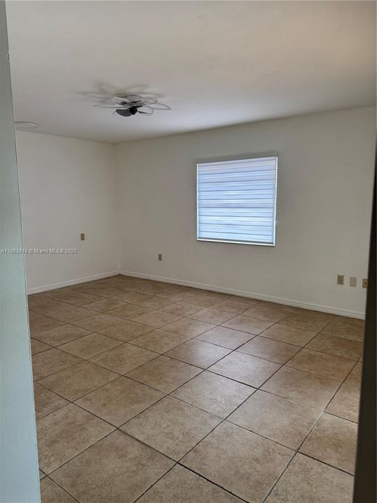 Под контрактом: $4,600 (4 спален, 3 ванн, 2814 Квадратных фут)