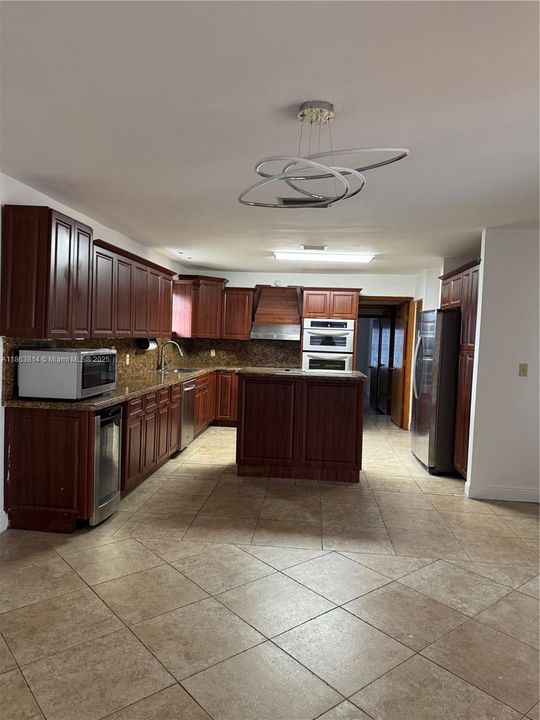 Под контрактом: $4,600 (4 спален, 3 ванн, 2814 Квадратных фут)