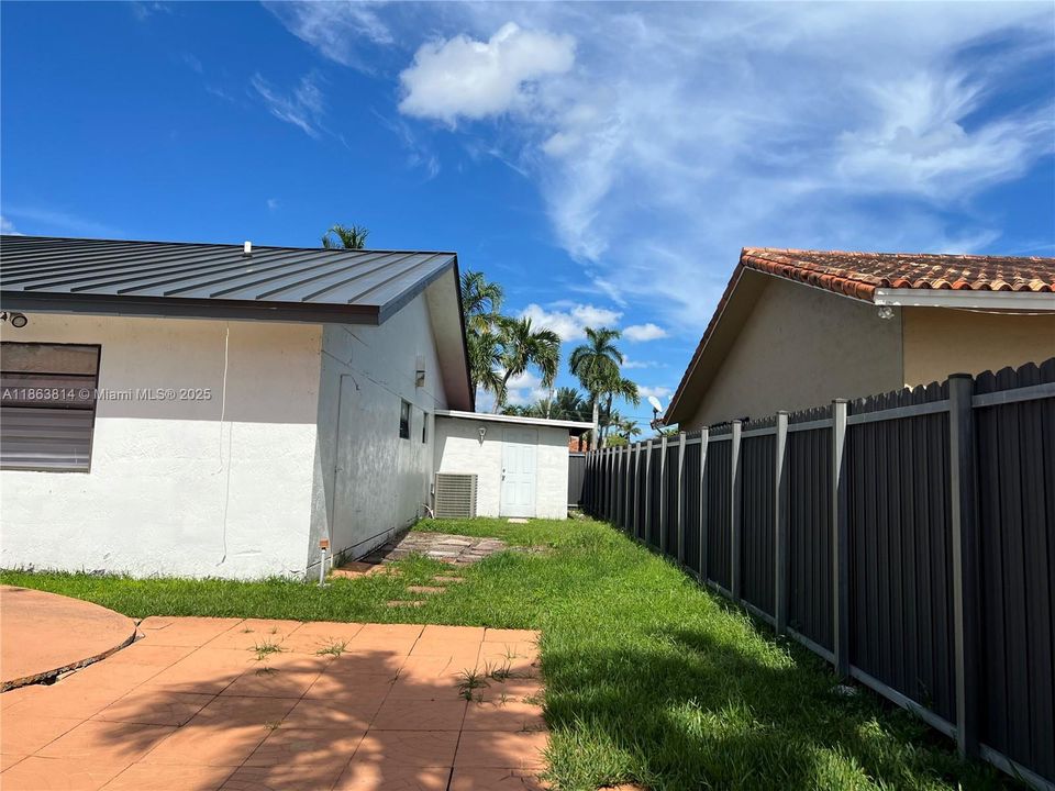 Под контрактом: $4,600 (4 спален, 3 ванн, 2814 Квадратных фут)