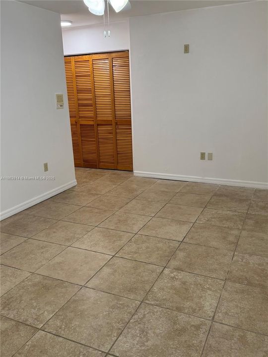 Под контрактом: $4,600 (4 спален, 3 ванн, 2814 Квадратных фут)