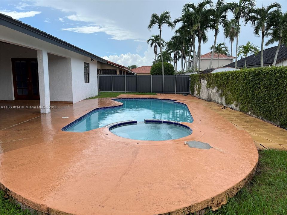 Под контрактом: $4,600 (4 спален, 3 ванн, 2814 Квадратных фут)