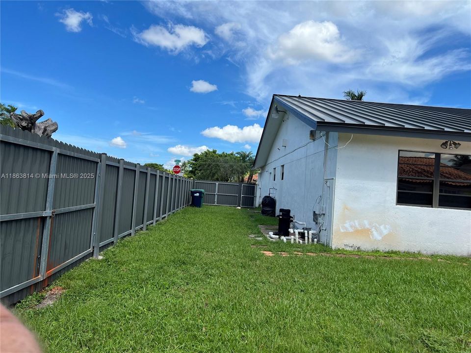 Под контрактом: $4,600 (4 спален, 3 ванн, 2814 Квадратных фут)