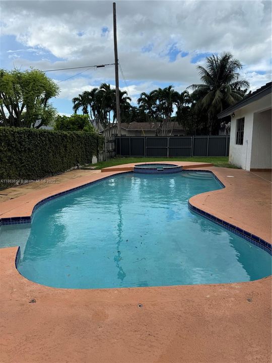 Под контрактом: $4,600 (4 спален, 3 ванн, 2814 Квадратных фут)