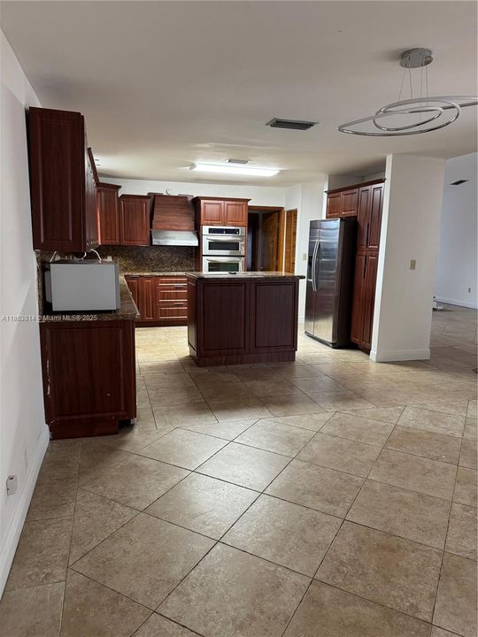 Под контрактом: $4,600 (4 спален, 3 ванн, 2814 Квадратных фут)