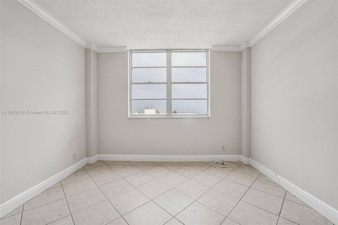 Active With Contract: $240,000 (1 beds, 1 baths, 827 Square Feet)