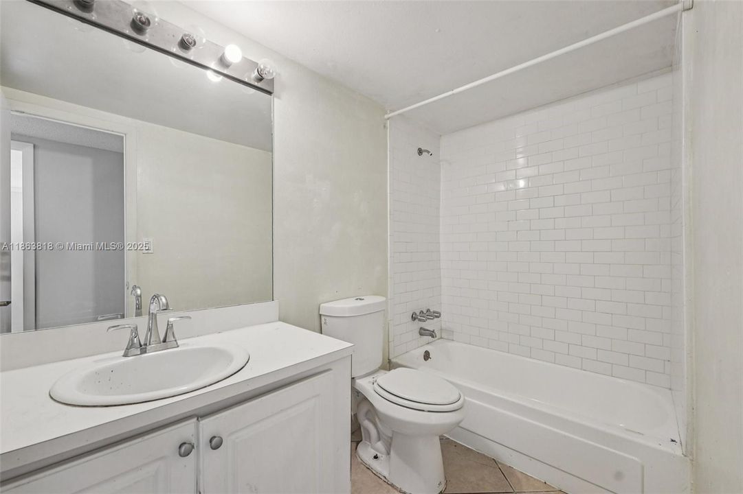 Active With Contract: $240,000 (1 beds, 1 baths, 827 Square Feet)