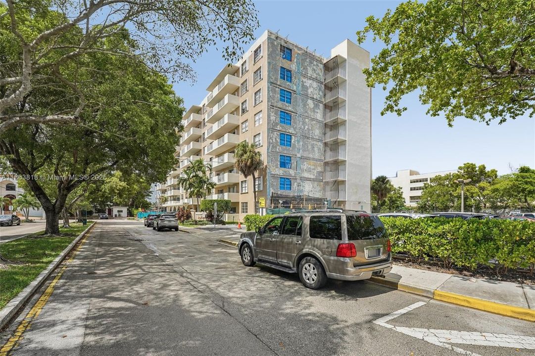 Active With Contract: $240,000 (1 beds, 1 baths, 827 Square Feet)