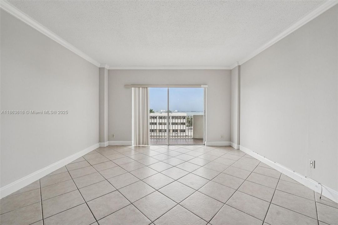 Active With Contract: $240,000 (1 beds, 1 baths, 827 Square Feet)