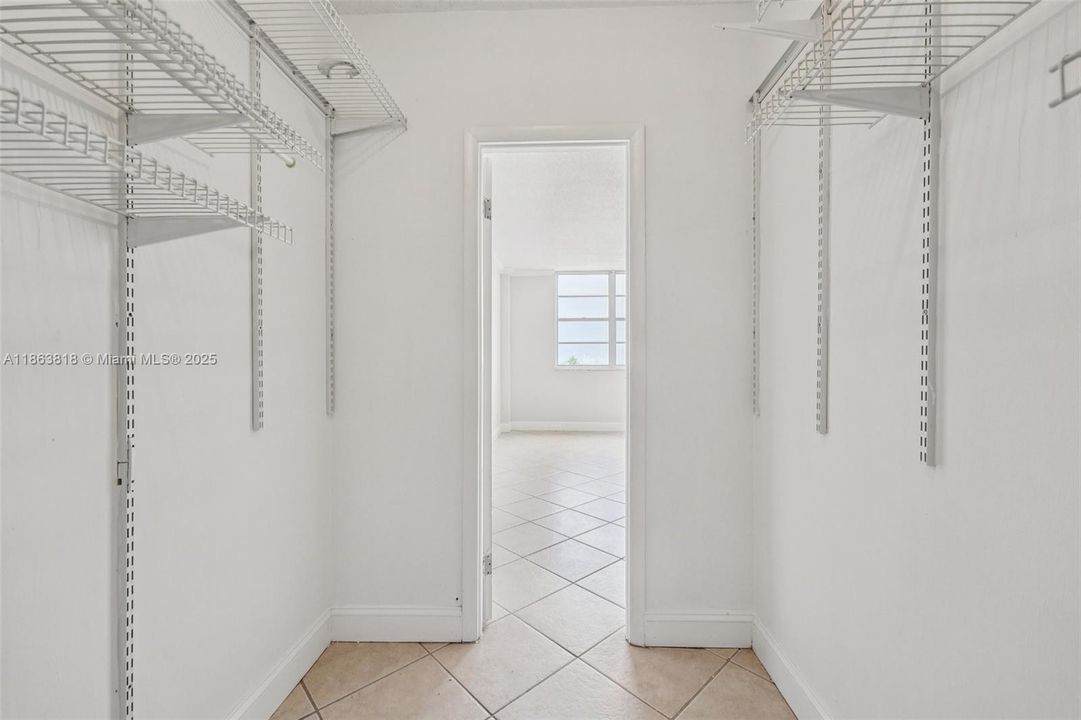 Active With Contract: $240,000 (1 beds, 1 baths, 827 Square Feet)