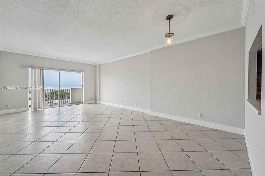 Active With Contract: $240,000 (1 beds, 1 baths, 827 Square Feet)