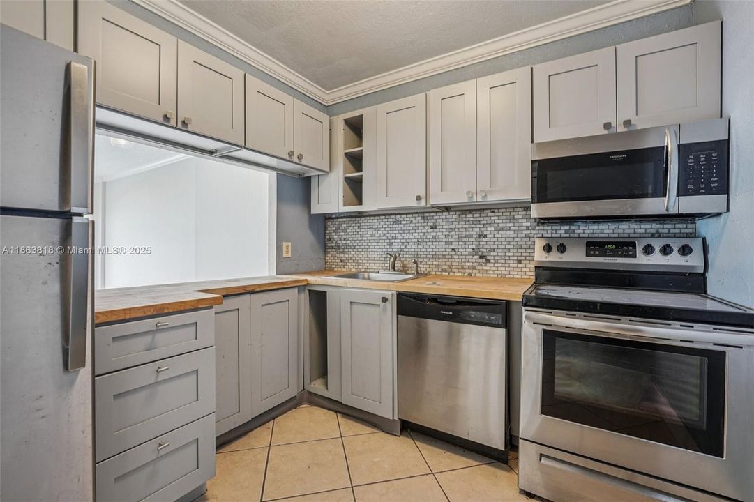 Active With Contract: $240,000 (1 beds, 1 baths, 827 Square Feet)