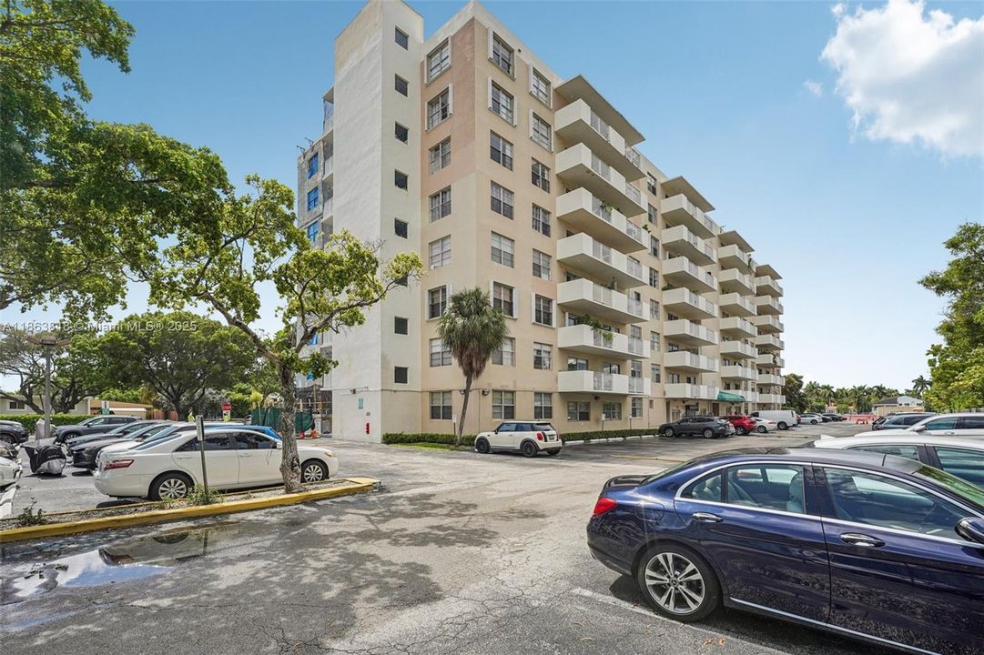 Active With Contract: $240,000 (1 beds, 1 baths, 827 Square Feet)