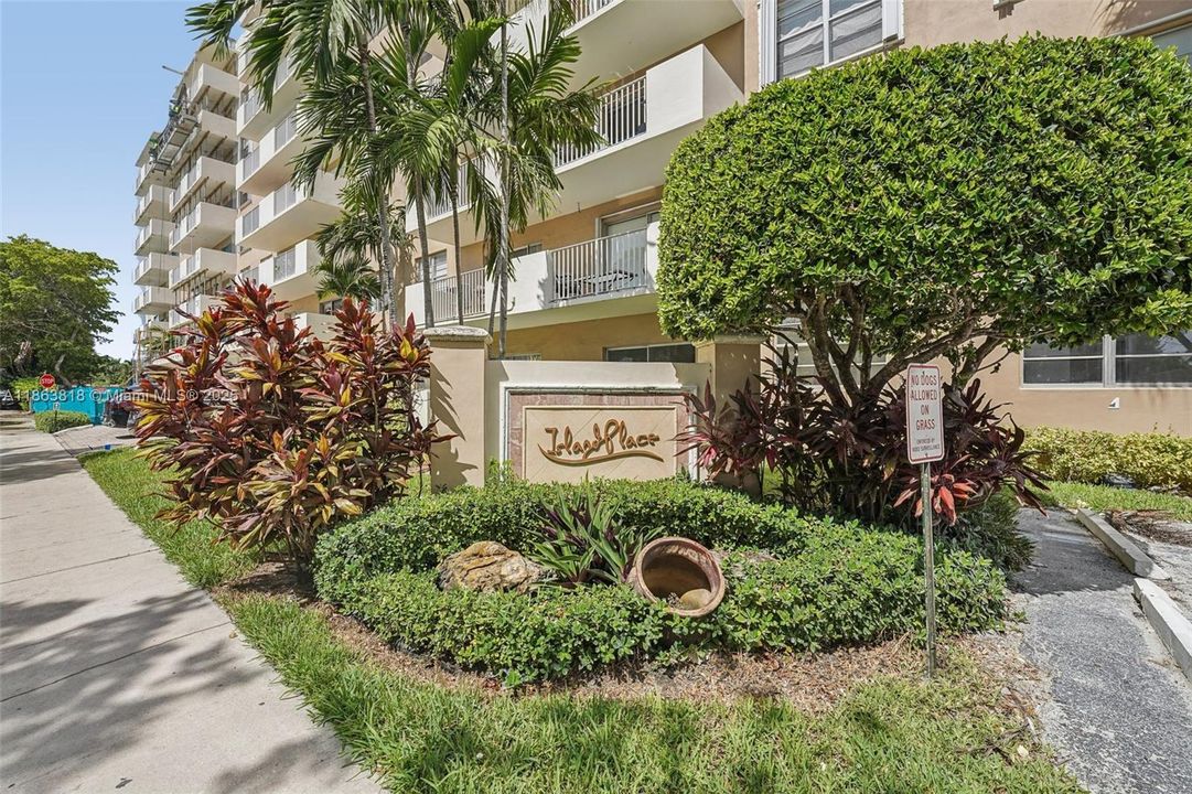 Active With Contract: $240,000 (1 beds, 1 baths, 827 Square Feet)