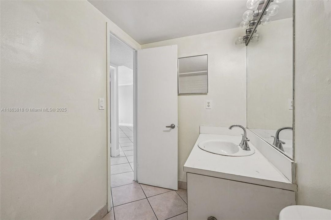 Active With Contract: $240,000 (1 beds, 1 baths, 827 Square Feet)