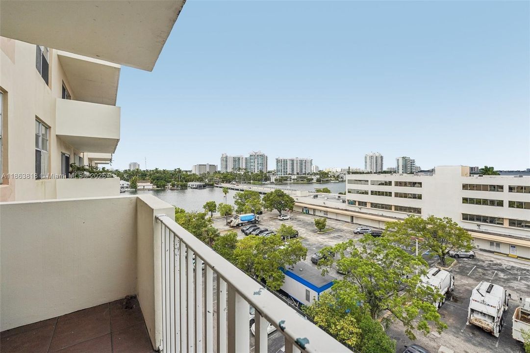 Active With Contract: $240,000 (1 beds, 1 baths, 827 Square Feet)