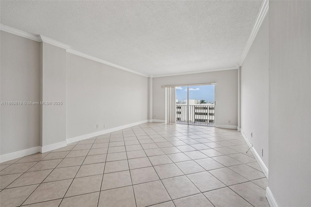 Active With Contract: $240,000 (1 beds, 1 baths, 827 Square Feet)