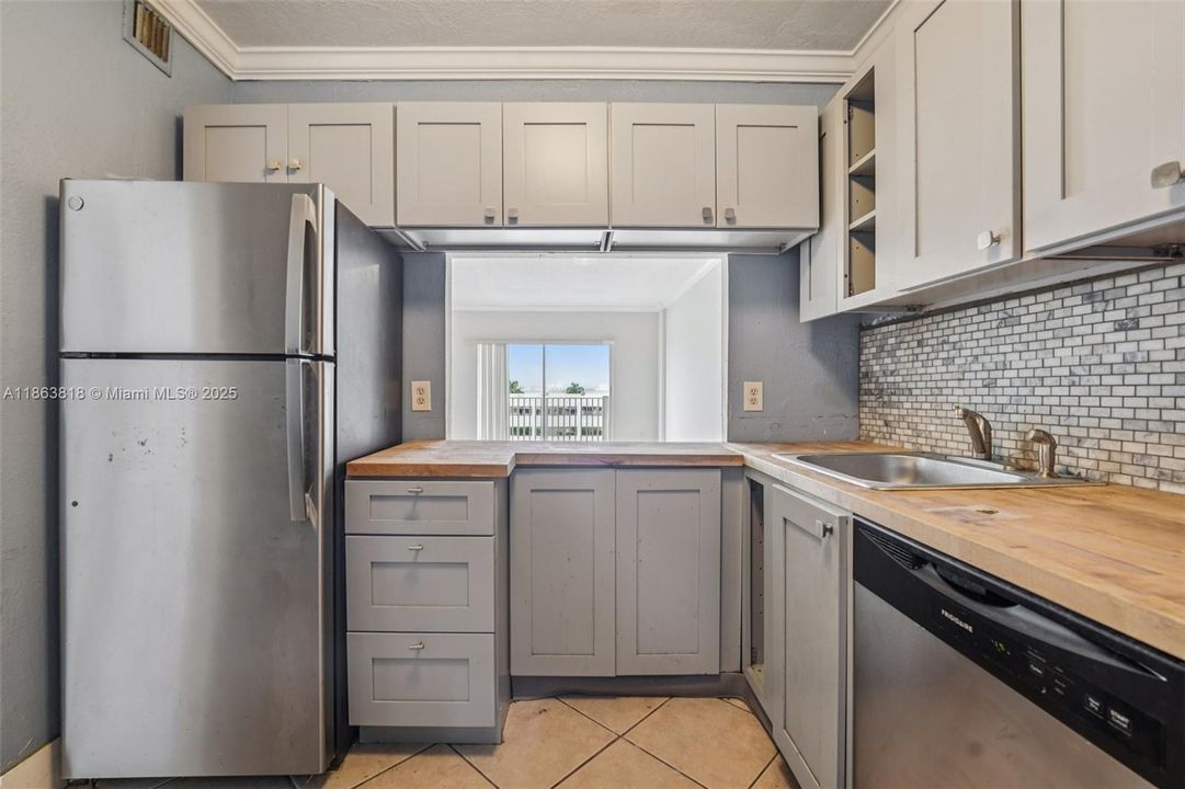 Active With Contract: $240,000 (1 beds, 1 baths, 827 Square Feet)