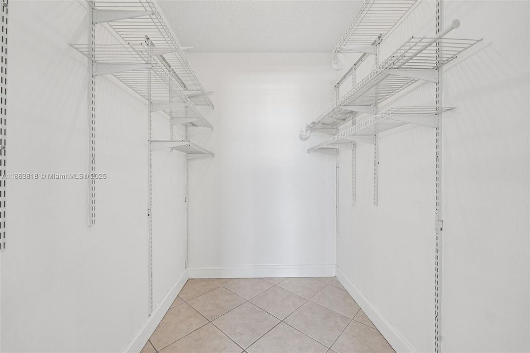 Active With Contract: $240,000 (1 beds, 1 baths, 827 Square Feet)