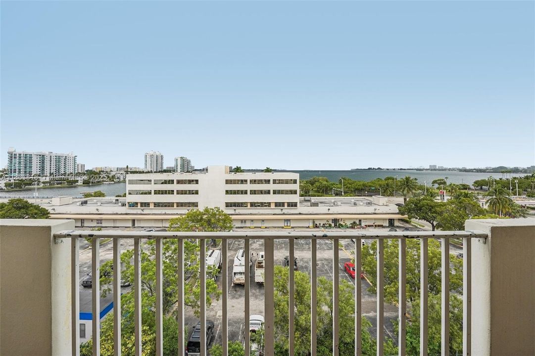 Active With Contract: $240,000 (1 beds, 1 baths, 827 Square Feet)