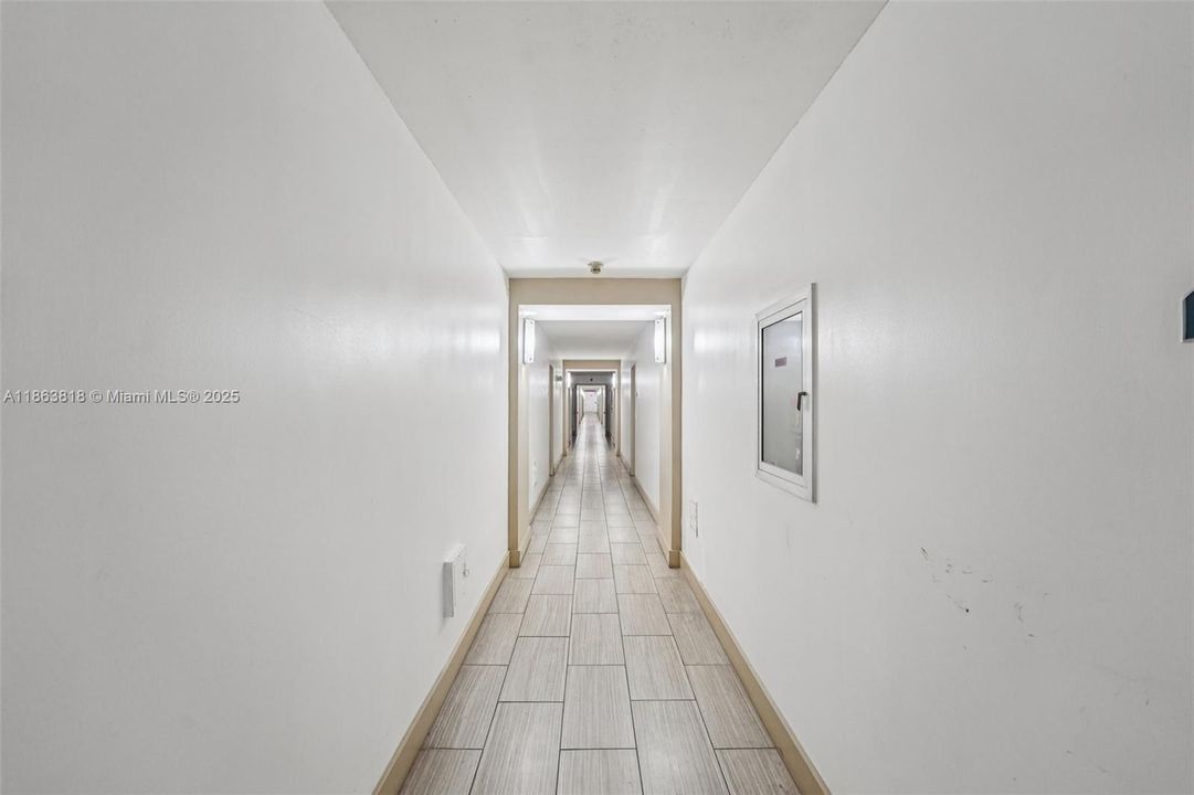 Active With Contract: $240,000 (1 beds, 1 baths, 827 Square Feet)